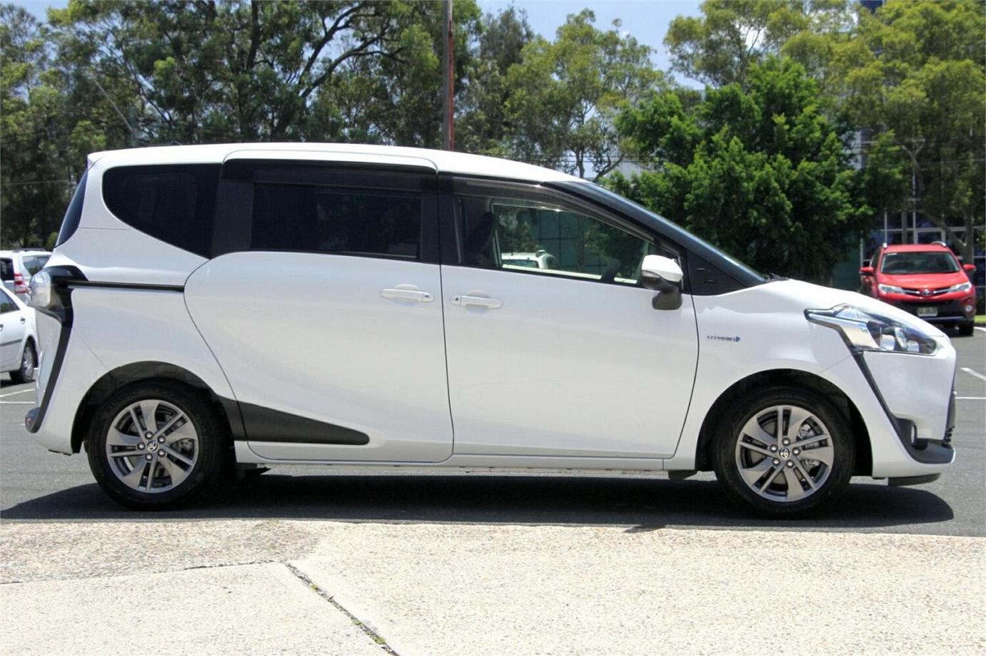 2015 Toyota Sienta G (hybrid)-14